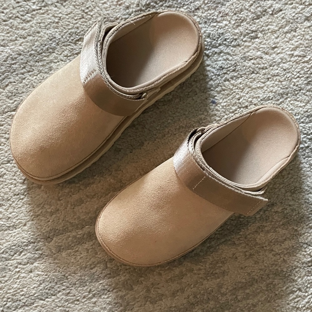UGG Goldenstar Clog. Sand. Size 8.5.